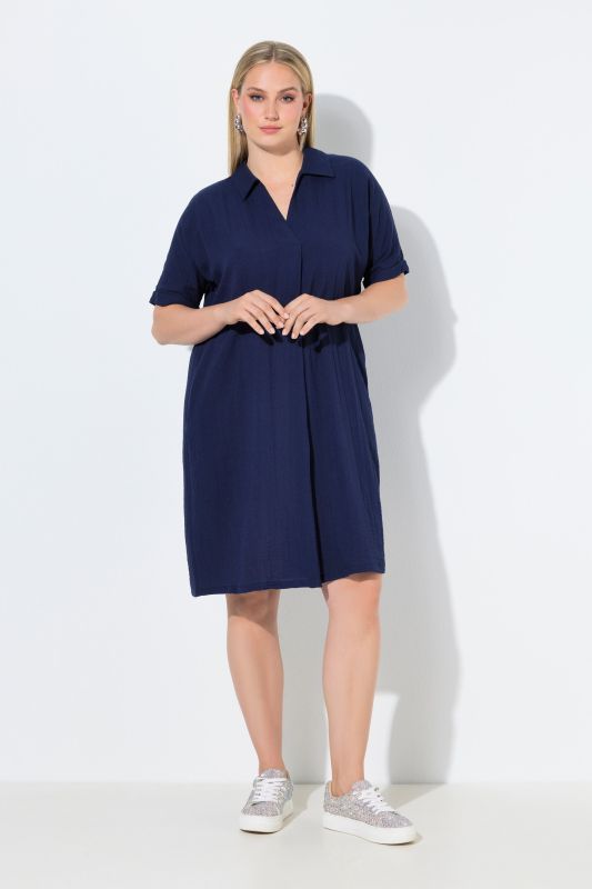Robe courte oversized. Décolleté V et col chemise. Manches courtes