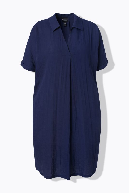 Robe courte oversized. Décolleté V et col chemise. Manches courtes