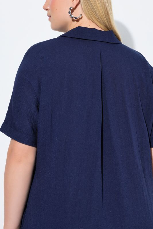 Robe courte oversized. Décolleté V et col chemise. Manches courtes