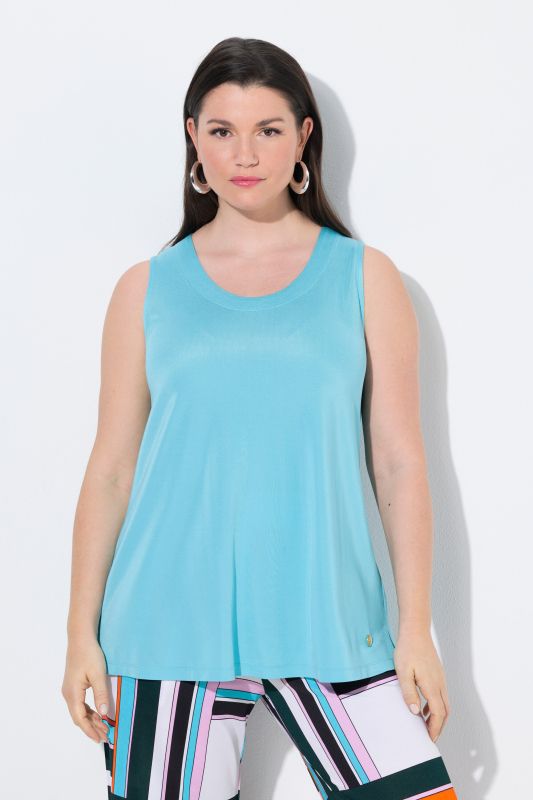 Haut sans manches, en jersey piqué. Décolleté rond et silhouette en A évasée.