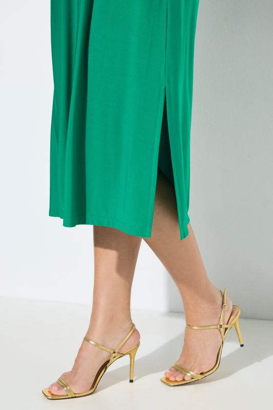 Robe en jersey, sans manches. Décolleté carré. Coupe évasée