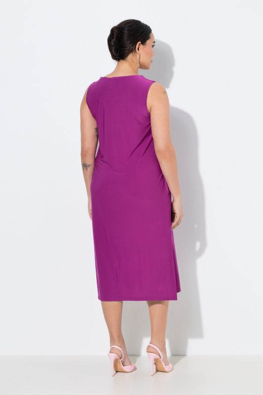 Robe en jersey, sans manches. Décolleté carré. Coupe évasée