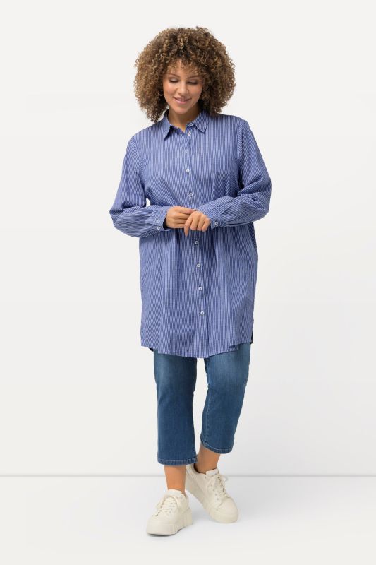 Chemisier long à rayures. Col classique, manches longues. Coupe évasée