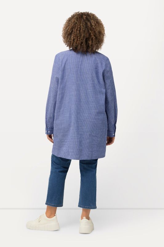 Chemisier long à rayures. Col classique, manches longues. Coupe évasée