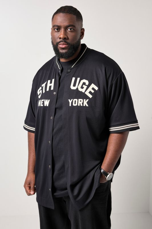 T-shirt oversize STHUGE à manches courtes, imprimé poitrine et col esprit blouson Teddy - jusqu'au 8 XL