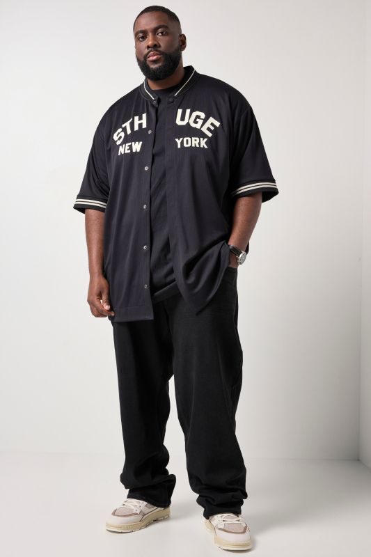 T-shirt oversize STHUGE à manches courtes, imprimé poitrine et col esprit blouson Teddy - jusqu'au 8 XL