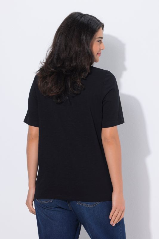 T-shirt, coupe Classic. Col V et manches courtes. Message SMILE