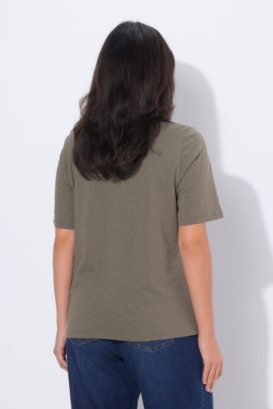 T-shirt, coupe Classic. Col V et manches courtes. Message SMILE