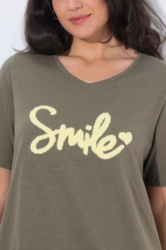 T-shirt, coupe Classic. Col V et manches courtes. Message SMILE