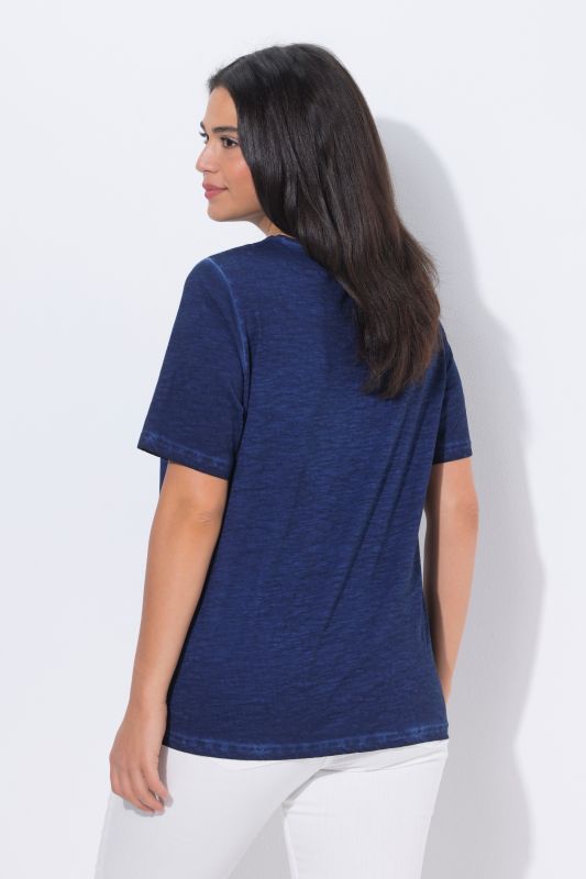 T-shirt à manches courtes. Décolleté V à dentelle. Coupe Classic