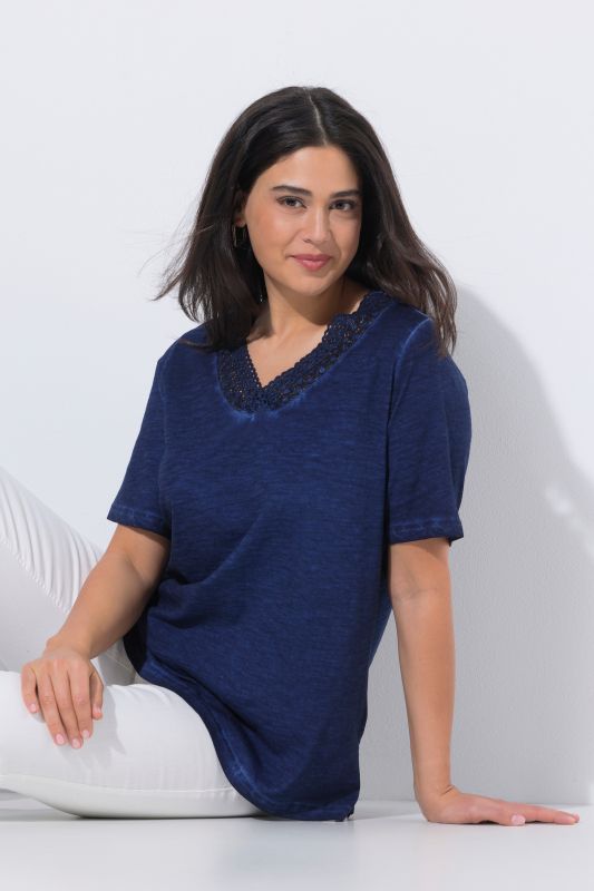 T-shirt à manches courtes. Décolleté V à dentelle. Coupe Classic