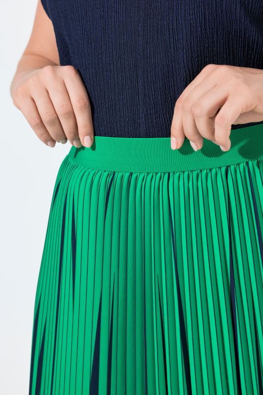 Jupe plissée. Imprimé à rayures. Taille élastique. Coupe évasée