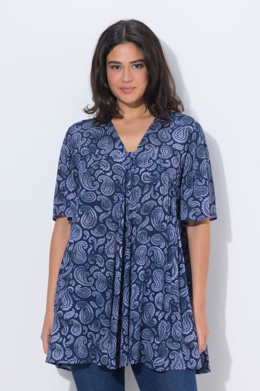 Blouse, motif animaux de la jungle. Décolleté carré et manches courtes. Coupe évasée