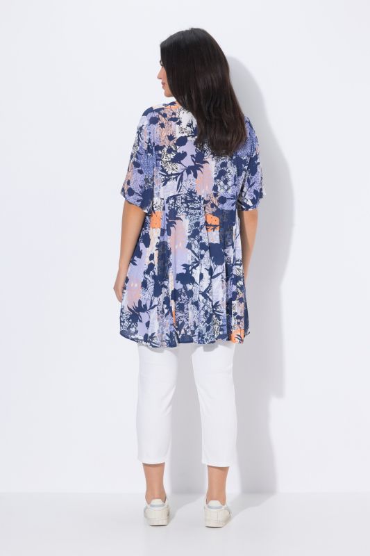 Blouse, motif animaux de la jungle. Décolleté carré et manches courtes. Coupe évasée