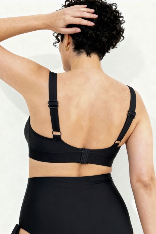 Haut de bikini sans bonnets souples. Doublure intégrale. Matière recyclée