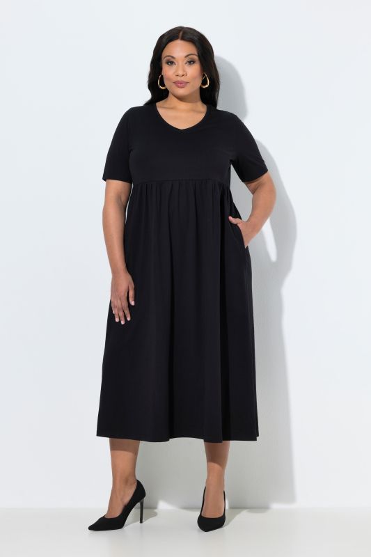 Robe maxi, coupe évasée. Décolleté V, manches courtes. Poches