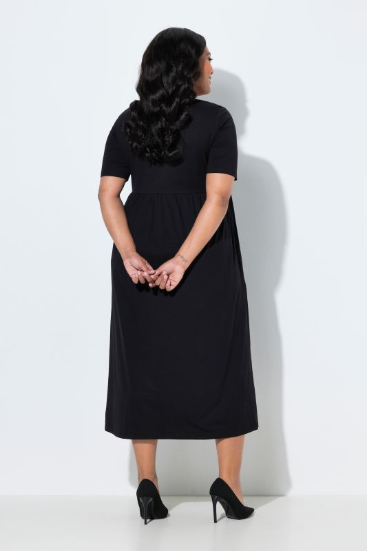 Robe maxi, coupe évasée. Décolleté V, manches courtes. Poches