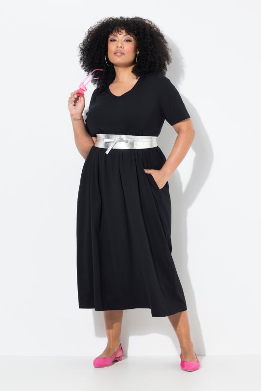 Robe maxi, coupe évasée. Décolleté V, manches courtes. Poches