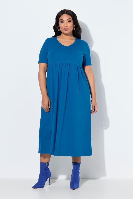 Robe maxi, coupe évasée. Décolleté V, manches courtes. Poches
