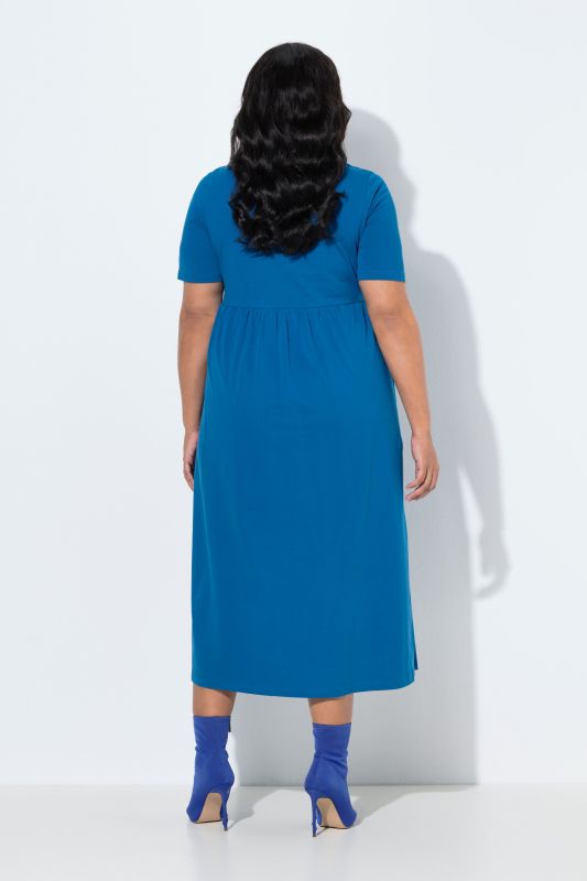 Robe maxi, coupe évasée. Décolleté V, manches courtes. Poches