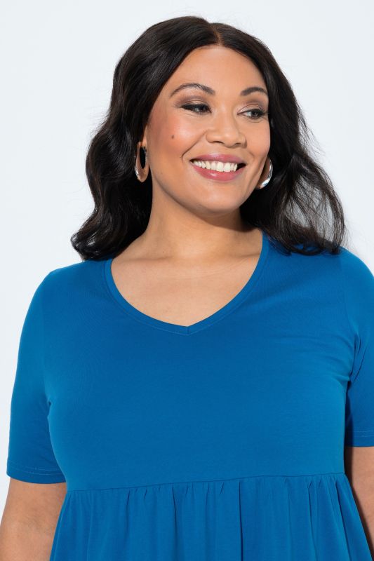 Robe maxi, coupe évasée. Décolleté V, manches courtes. Poches