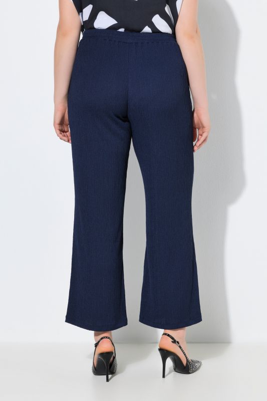 Pantalon jambe large. Taille confortable. Matière texturée
