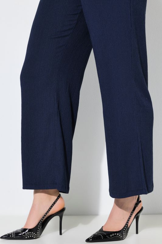 Pantalon jambe large. Taille confortable. Matière texturée