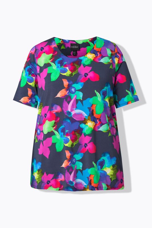 T-shirt au tombé fluide. Motif floral. Col rond et manches courtes. Coupe évasée