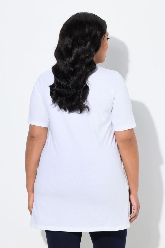 T-shirt long. Col rond et manches courtes. Coupe évasée