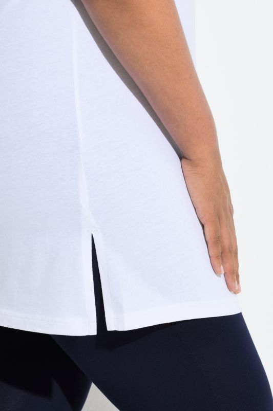 T-shirt long. Col rond et manches courtes. Coupe évasée