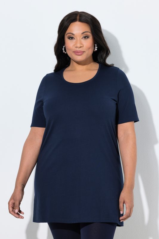 T-shirt long. Col rond et manches courtes. Coupe évasée