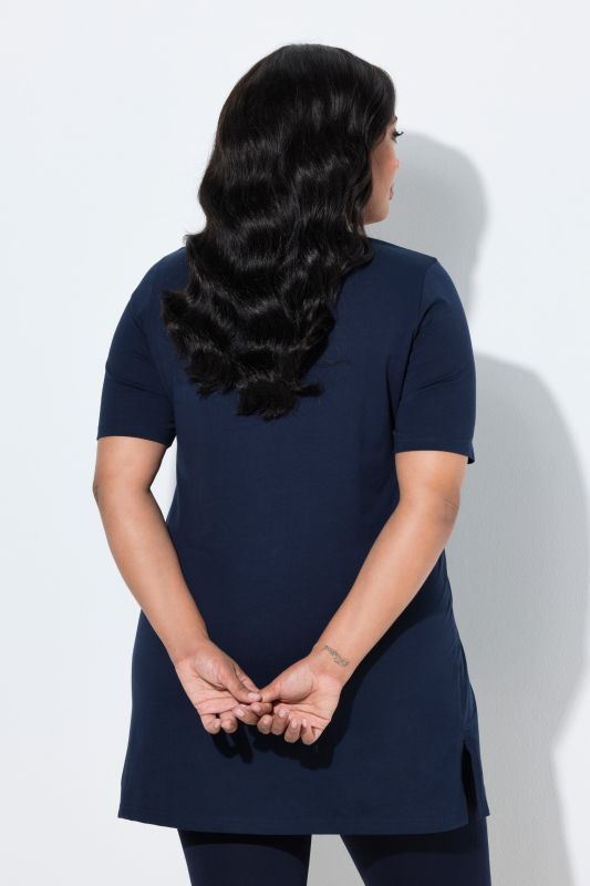 T-shirt long. Col rond et manches courtes. Coupe évasée