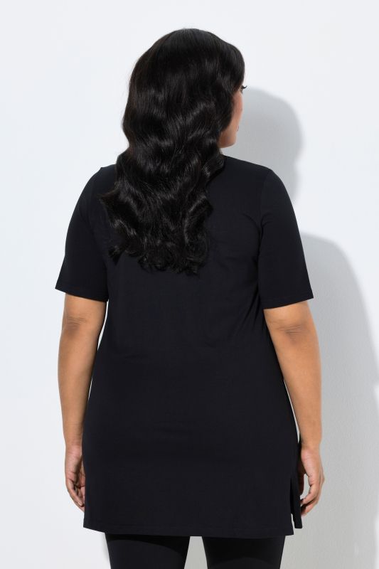 T-shirt long. Manches courtes et col V. Coupe évasée