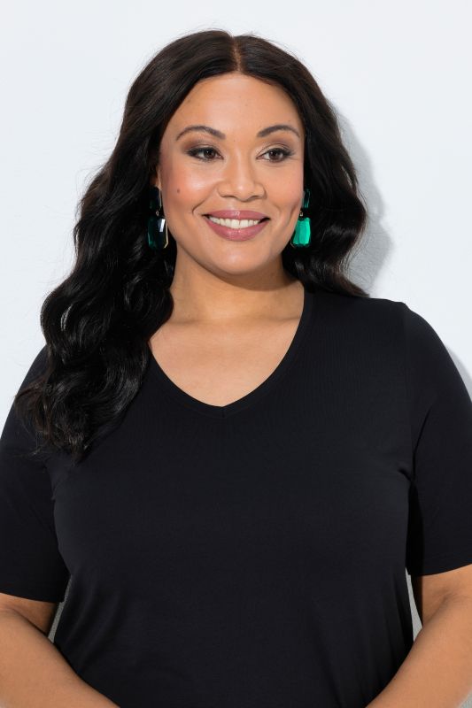 T-shirt long. Manches courtes et col V. Coupe évasée