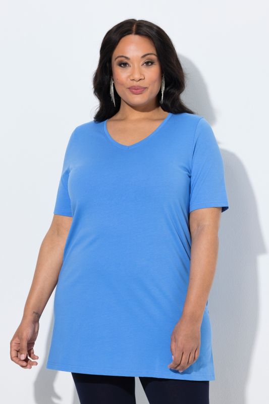 T-shirt long. Manches courtes et col V. Coupe évasée