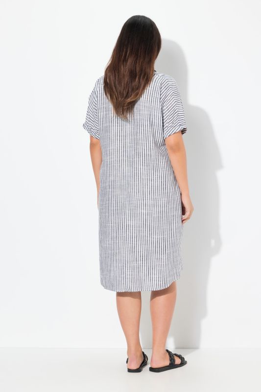 Robe oversize en lin mélangé. Rayures. Col chemise et manches courtes