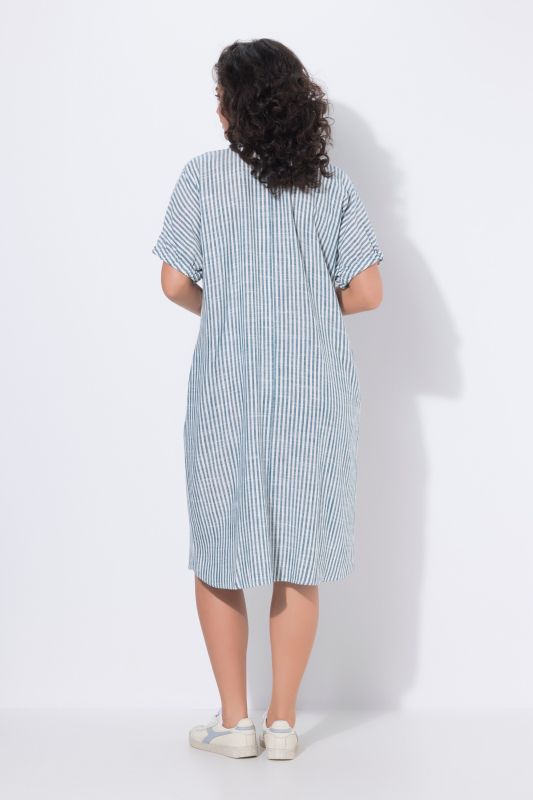 Robe oversize en lin mélangé. Rayures. Col chemise et manches courtes