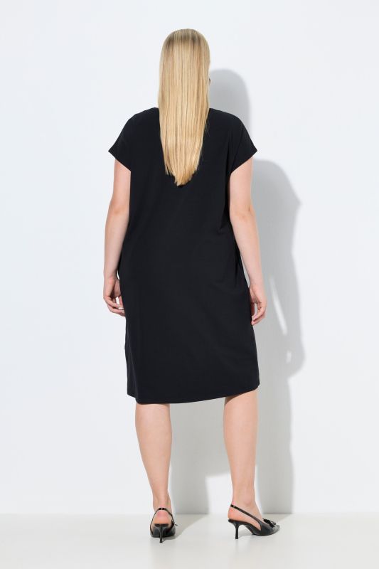 Robe oversize en jersey. Décolleté rond et manches courtes. Pierres fantaisie