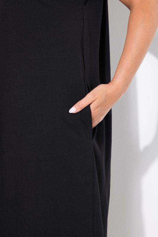 Robe oversize en jersey. Décolleté rond et manches courtes. Pierres fantaisie