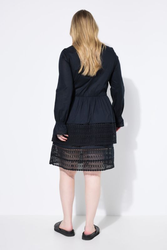 Robe midi, volants avec broderies et coupe évasée