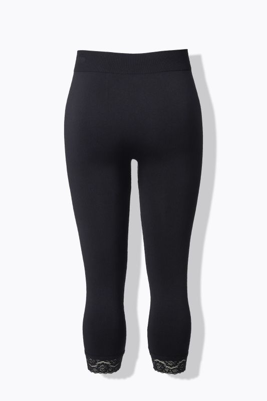 Collant corsaire, bas de jambe agrémenté de dentelle, évite les frottements entre les cuisses