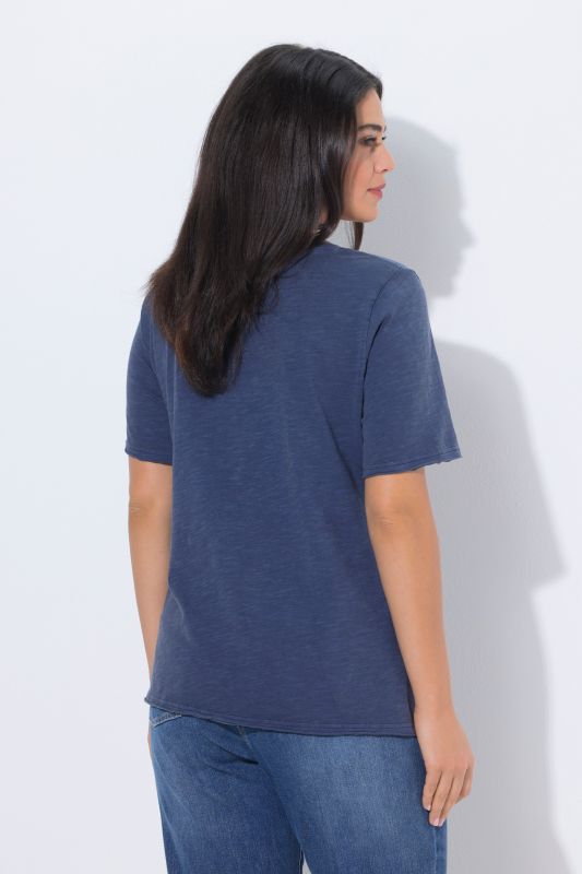 T-shirt motif papillon, décolleté en V et manches courtes, coupe Classic Fit