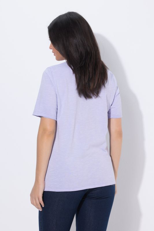 T-shirt motif papillon, décolleté en V et manches courtes, coupe Classic Fit