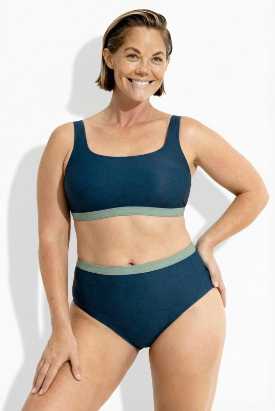 Bikini avec bonnets souples, matière texturée motif coquillages, bretelles ajustables