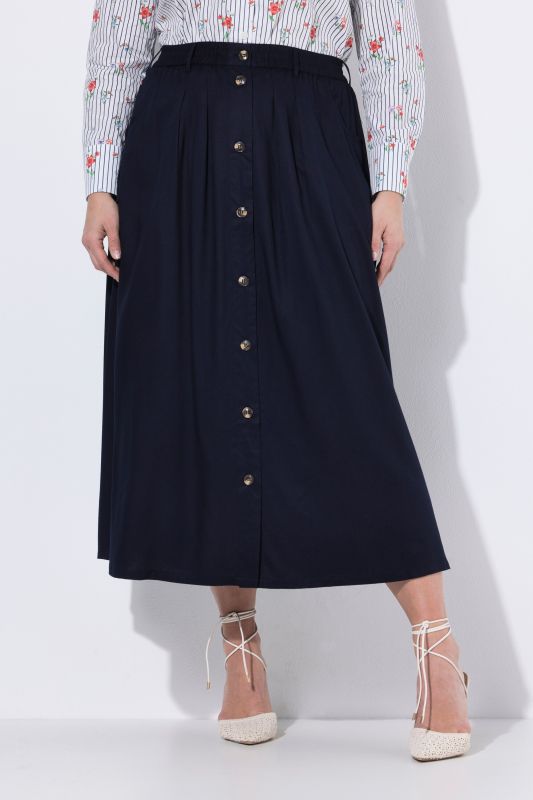Robe maxi coupe évasée, plis à la taille et patte de boutonnage avec boutons aspect corne