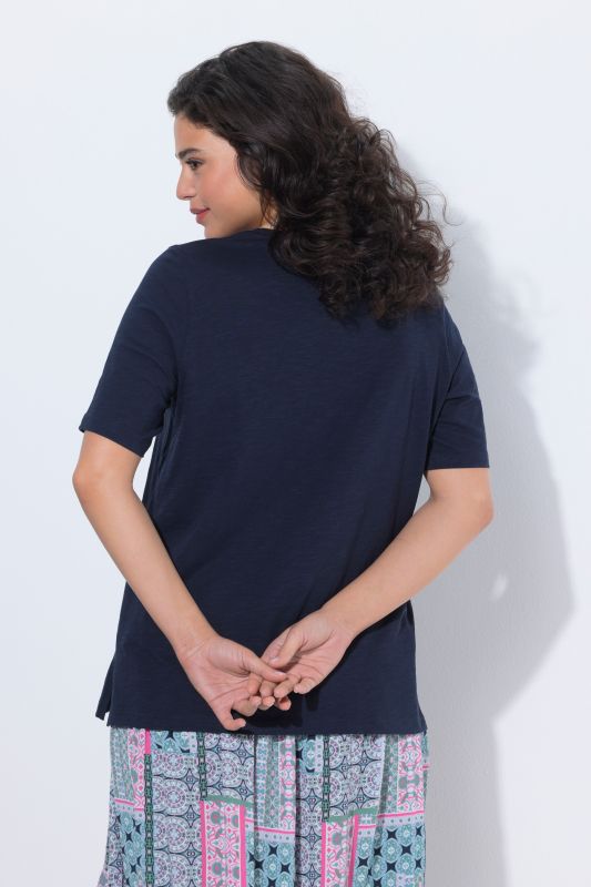 T-shirt manches courtes et col en V, message «&nbsp;Sailing &nbsp;» et coupe Classic Fit