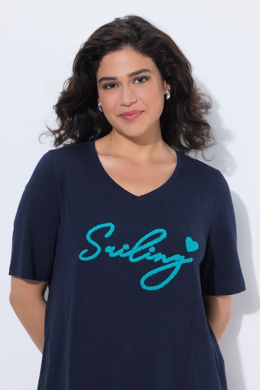 T-shirt manches courtes et col en V, message «&nbsp;Sailing &nbsp;» et coupe Classic Fit