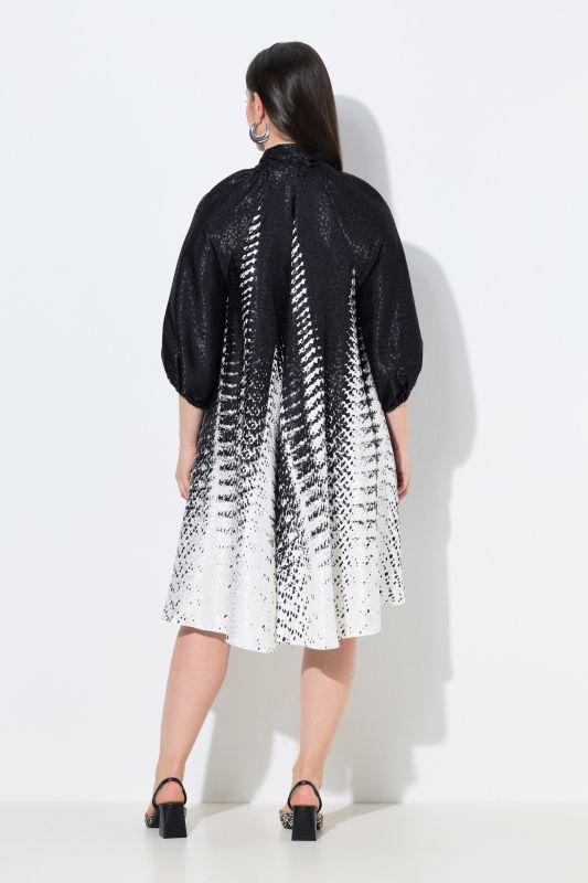 Robe avec lavallière, manches&nbsp;3/4 et col montant, coupe évasée