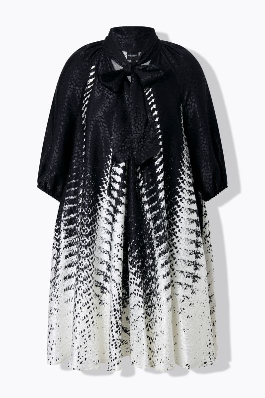 Robe avec lavallière, manches&nbsp;3/4 et col montant, coupe évasée