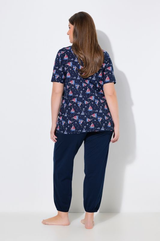 Pyjama 2&nbsp;pièces, pantalon + T-shirt motif voilier, col tunisien et manches courtes